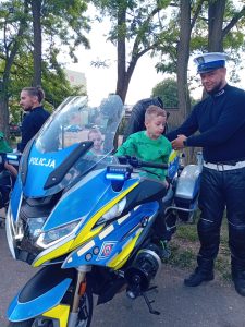 Pokaz aut i motocykli policyjnych